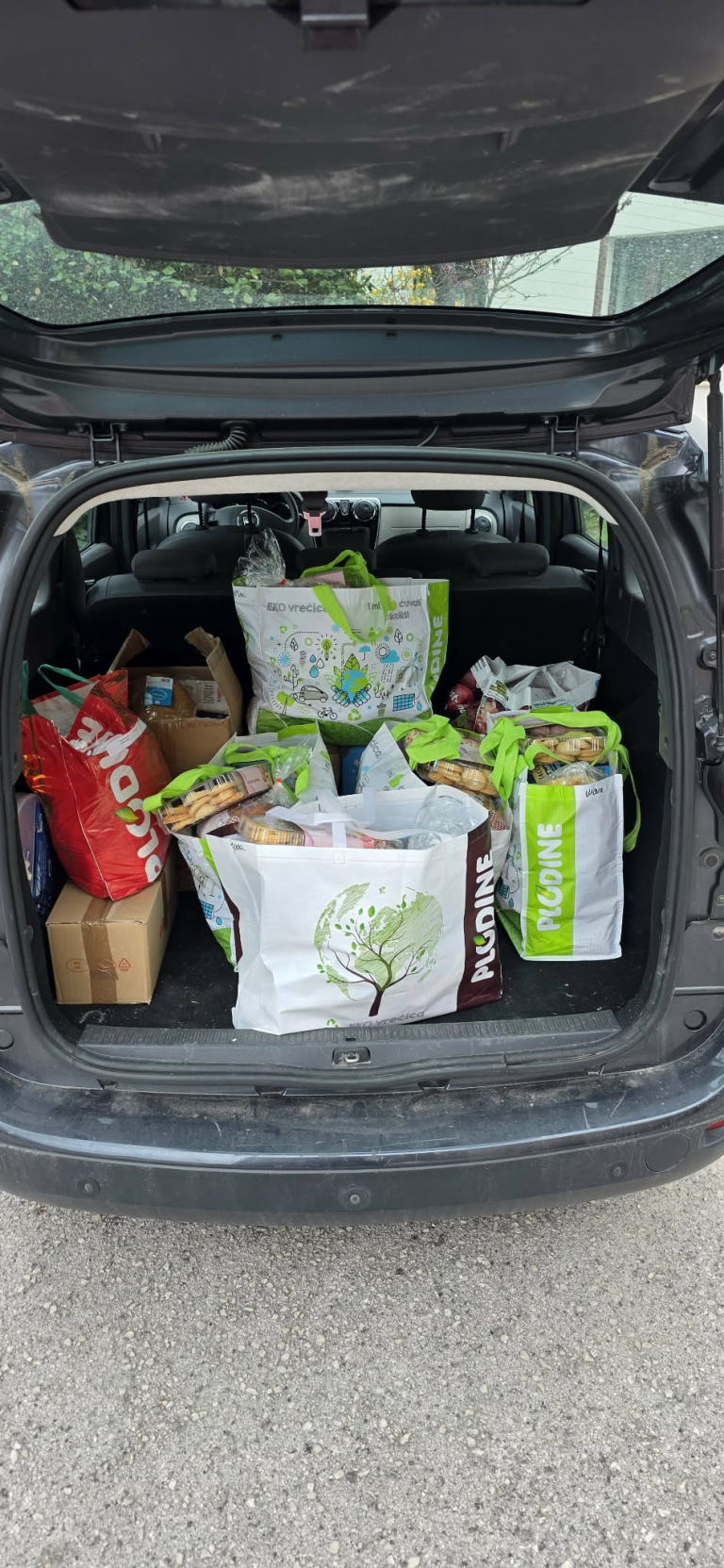 Read more about the article Djelatnici Gradskog društva Crvenog križa Senj obišli su svoje sugrađane kako bi im uljepšali nadolazeće blagdane